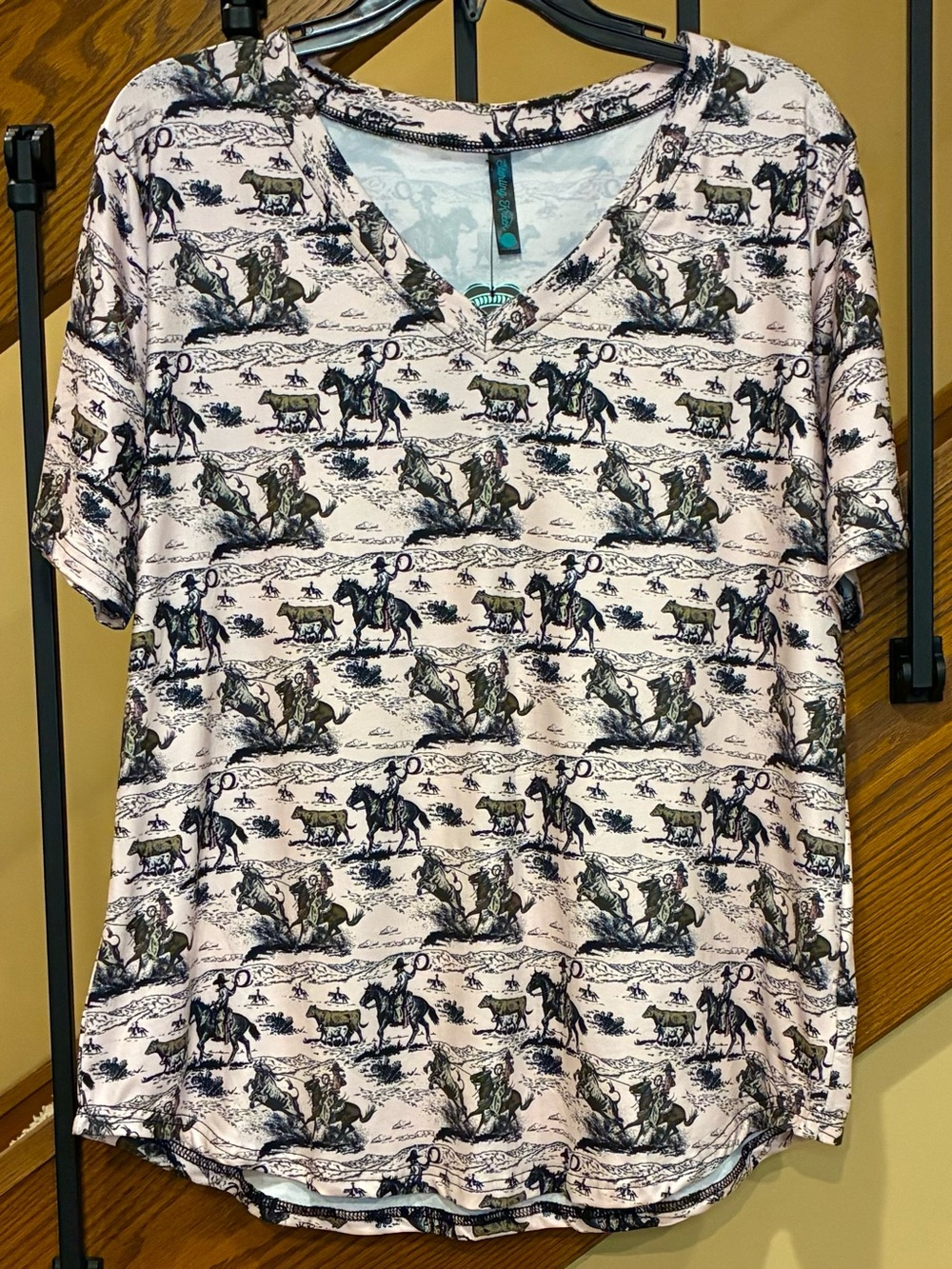 Sterling Kreek Top Western Day working Print V-Neck Short Sleeve Blush SZ. L NWT